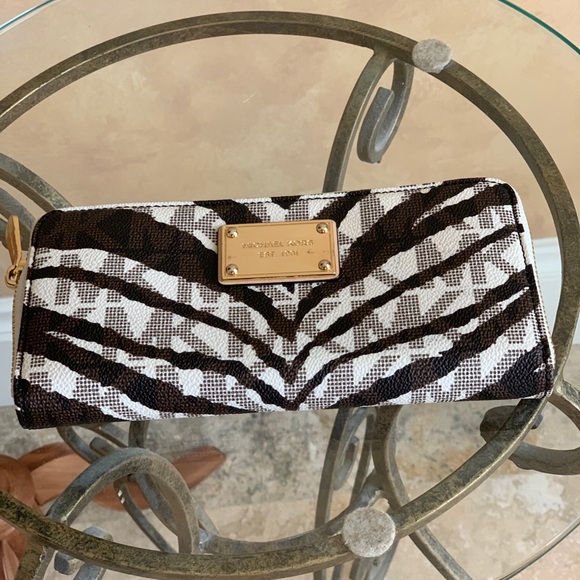 Michael Kors Handbag and Wallet Set - Picture 3 of 10